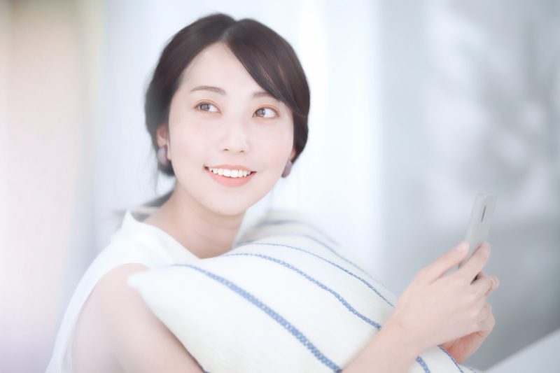 微笑みかける女性