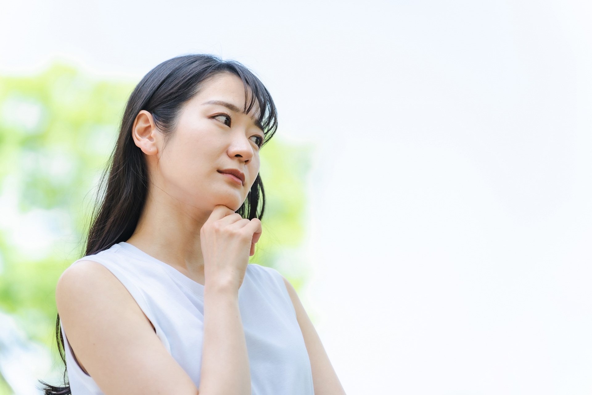 新緑の中で悩む日本人女性