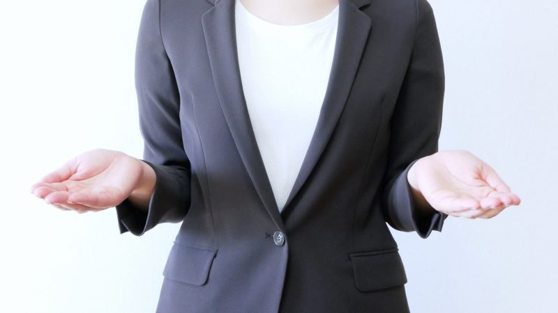 違いを提示する女性