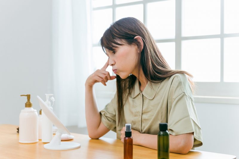 悩む女性