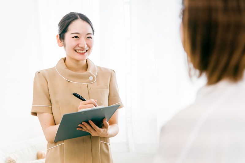 カウンセリングをする女性